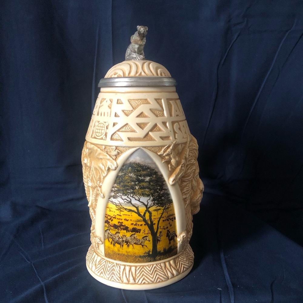 Afrika’s Serengeti outstanding beer stein in 3 D with sculpted lion, rino EUC